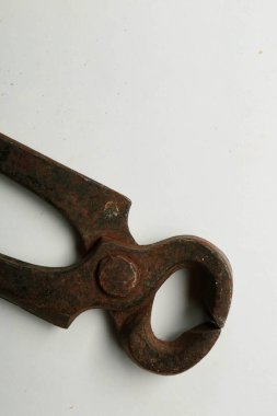 Bir çift paslı meme ucu.