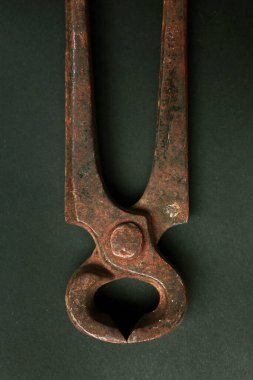 Bir çift paslı meme ucu.