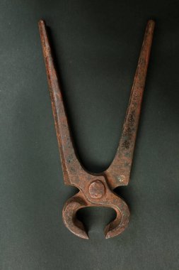 Bir çift paslı meme ucu.