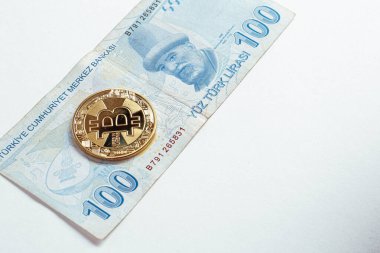 Türk lira banknotları ve bitcoin paraları