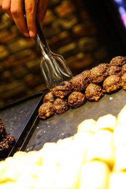 Bir grup çeşit kurabiye. Çikolata parçacıklı, yulaflı, kuru üzümlü, beyaz çikolatalı.