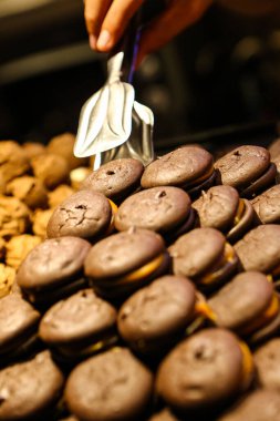 Bir grup çeşit kurabiye. Çikolata parçacıklı, yulaflı, kuru üzümlü, beyaz çikolatalı.