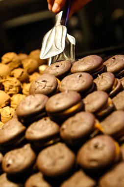 Bir grup çeşit kurabiye. Çikolata parçacıklı, yulaflı, kuru üzümlü, beyaz çikolatalı.