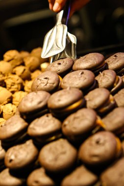 Bir grup çeşit kurabiye. Çikolata parçacıklı, yulaflı, kuru üzümlü, beyaz çikolatalı.