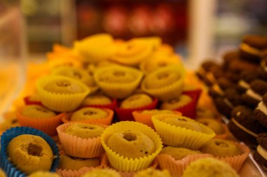 Bir grup çeşit kurabiye. Çikolata parçacıklı, yulaflı, kuru üzümlü, beyaz çikolatalı.