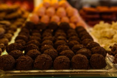 Bir grup çeşit kurabiye. Çikolata parçacıklı, yulaflı, kuru üzümlü, beyaz çikolatalı.