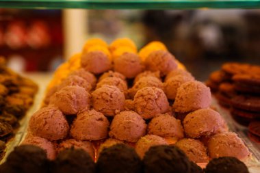 Bir grup çeşit kurabiye. Çikolata parçacıklı, yulaflı, kuru üzümlü, beyaz çikolatalı.