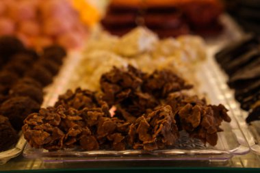 Bir grup çeşit kurabiye. Çikolata parçacıklı, yulaflı, kuru üzümlü, beyaz çikolatalı.