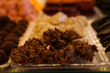 Bir grup çeşit kurabiye. Çikolata parçacıklı, yulaflı, kuru üzümlü, beyaz çikolatalı.