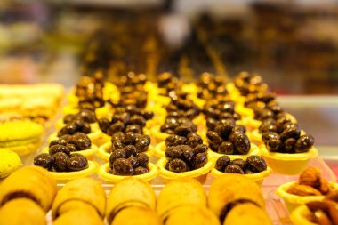 Bir grup çeşit kurabiye. Çikolata parçacıklı, yulaflı, kuru üzümlü, beyaz çikolatalı.