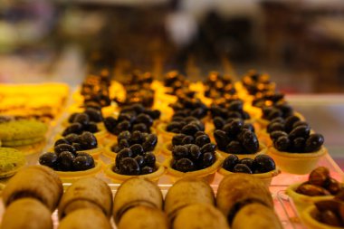 Bir grup çeşit kurabiye. Çikolata parçacıklı, yulaflı, kuru üzümlü, beyaz çikolatalı.