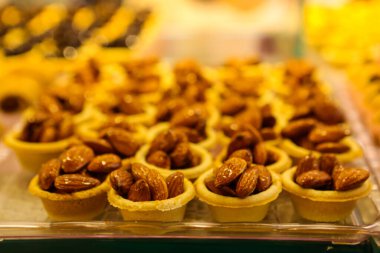 Bir grup çeşit kurabiye. Çikolata parçacıklı, yulaflı, kuru üzümlü, beyaz çikolatalı.