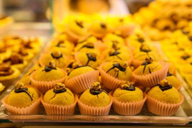 Bir grup çeşit kurabiye. Çikolata parçacıklı, yulaflı, kuru üzümlü, beyaz çikolatalı.