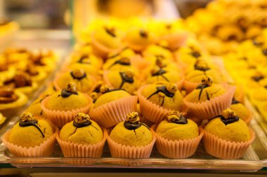 Bir grup çeşit kurabiye. Çikolata parçacıklı, yulaflı, kuru üzümlü, beyaz çikolatalı.