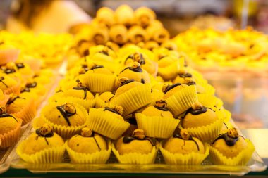 Bir grup çeşit kurabiye. Çikolata parçacıklı, yulaflı, kuru üzümlü, beyaz çikolatalı.