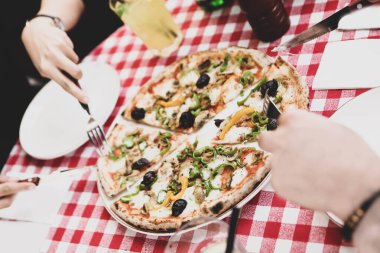 Lezzetli karışık İtalyan pizzası.