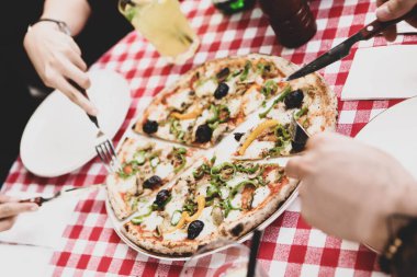 Lezzetli karışık İtalyan pizzası.