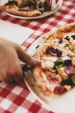 Lezzetli karışık İtalyan pizzası.