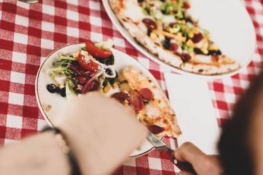 Lezzetli karışık İtalyan pizzası.