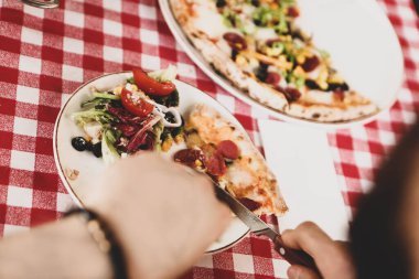 Lezzetli karışık İtalyan pizzası.