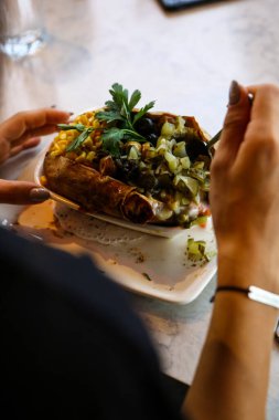 Peynir, sosis, zeytin, biber ve Mısır ile pişmiş kumpir patates dolması