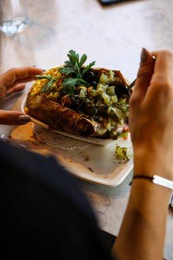 Peynir, sosis, zeytin, biber ve Mısır ile pişmiş kumpir patates dolması