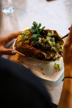 Peynir, sosis, zeytin, biber ve Mısır ile pişmiş kumpir patates dolması