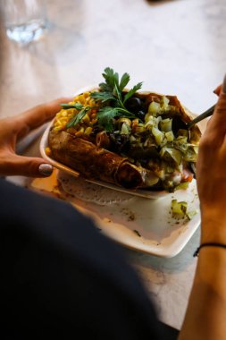 Peynir, sosis, zeytin, biber ve Mısır ile pişmiş kumpir patates dolması