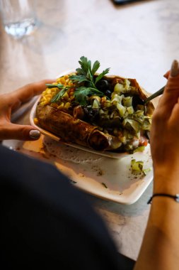 Peynir, sosis, zeytin, biber ve Mısır ile pişmiş kumpir patates dolması