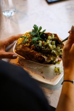 Peynir, sosis, zeytin, biber ve Mısır ile pişmiş kumpir patates dolması