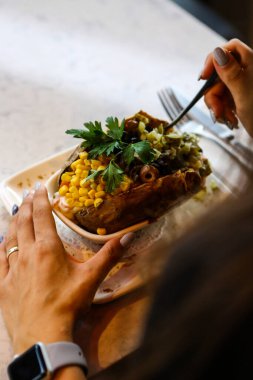 Peynir, sosis, zeytin, biber ve Mısır ile pişmiş kumpir patates dolması