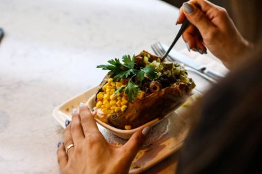 Peynir, sosis, zeytin, biber ve Mısır ile pişmiş kumpir patates dolması