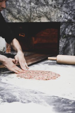 Türk pizzası ya da lahmacun yapmak - Akdeniz ülkelerinde fast food ve popüler sokak yemekleri. Hamur, kıyma ve sebze karışımı Türk pidesini pişirmek için..