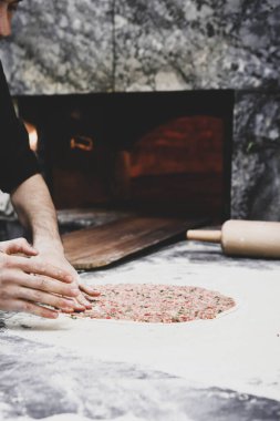 Türk pizzası ya da lahmacun yapmak - Akdeniz ülkelerinde fast food ve popüler sokak yemekleri. Hamur, kıyma ve sebze karışımı Türk pidesini pişirmek için..