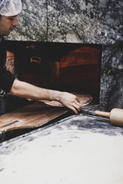 Türk pizzası ya da lahmacun yapmak - Akdeniz ülkelerinde fast food ve popüler sokak yemekleri. Hamur, kıyma ve sebze karışımı Türk pidesini pişirmek için..