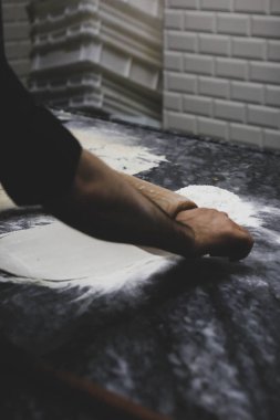 Türk pizzası ya da lahmacun yapmak - Akdeniz ülkelerinde fast food ve popüler sokak yemekleri. Hamur, kıyma ve sebze karışımı Türk pidesini pişirmek için..