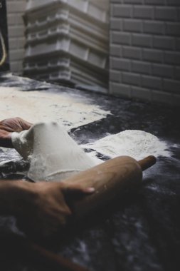 Türk pizzası ya da lahmacun yapmak - Akdeniz ülkelerinde fast food ve popüler sokak yemekleri. Hamur, kıyma ve sebze karışımı Türk pidesini pişirmek için..