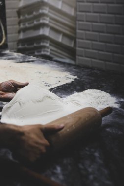 Türk pizzası ya da lahmacun yapmak - Akdeniz ülkelerinde fast food ve popüler sokak yemekleri. Hamur, kıyma ve sebze karışımı Türk pidesini pişirmek için..