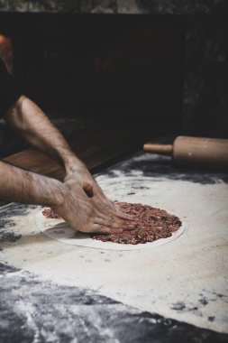 Türk pizzası ya da lahmacun yapmak - Akdeniz ülkelerinde fast food ve popüler sokak yemekleri. Hamur, kıyma ve sebze karışımı Türk pidesini pişirmek için..