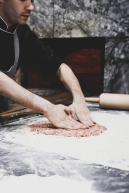 Türk pizzası ya da lahmacun yapmak - Akdeniz ülkelerinde fast food ve popüler sokak yemekleri. Hamur, kıyma ve sebze karışımı Türk pidesini pişirmek için..