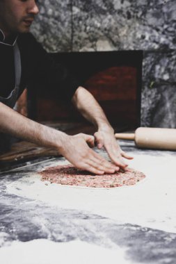 Türk pizzası ya da lahmacun yapmak - Akdeniz ülkelerinde fast food ve popüler sokak yemekleri. Hamur, kıyma ve sebze karışımı Türk pidesini pişirmek için..