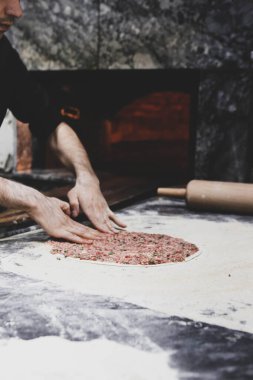 Türk pizzası ya da lahmacun yapmak - Akdeniz ülkelerinde fast food ve popüler sokak yemekleri. Hamur, kıyma ve sebze karışımı Türk pidesini pişirmek için..