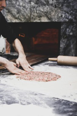 Türk pizzası ya da lahmacun yapmak - Akdeniz ülkelerinde fast food ve popüler sokak yemekleri. Hamur, kıyma ve sebze karışımı Türk pidesini pişirmek için..