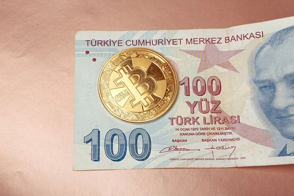 土耳其里拉钞票和比特币 — 图库照片