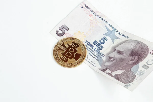 トルコのリラ紙幣とビットコイン — ストック写真