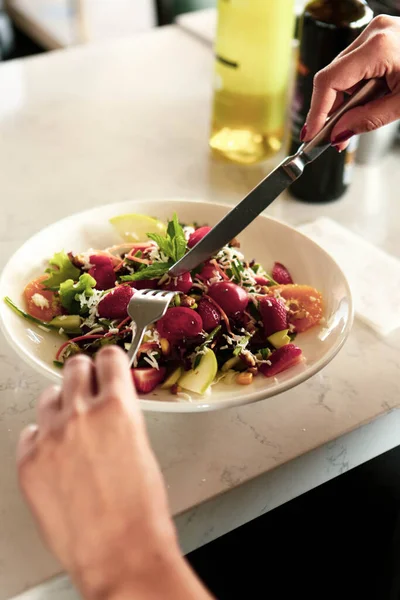 çekici beyaz salata, odak üstünde el yemek kadın ve çatal gülümseyen portresi.