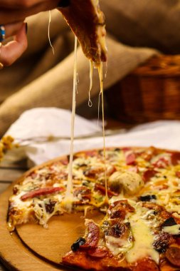 Lezzetli karışık İtalyan pizzası.