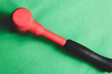 kırmızı ve siyah plastik çekiç