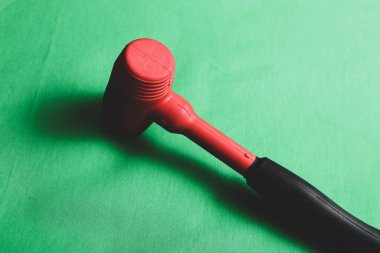 kırmızı ve siyah plastik çekiç