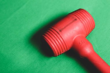 kırmızı ve siyah plastik çekiç